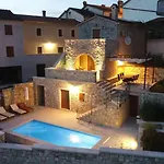 Dom wakacyjny With Scenic Pool *