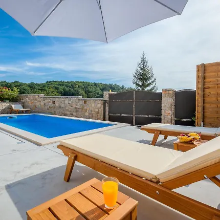 Charming In With Private Pool 펜션 *