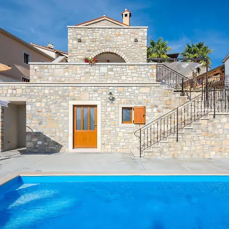 Charming In With Private Pool 펜션